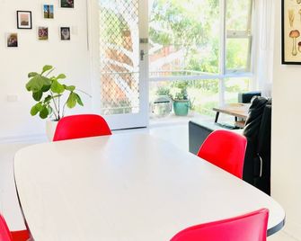 Inner North Retro Gem - Pet Friendly - Lyneham - Dining room