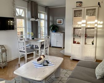 Vacation apartment in the Baltischer Hof, in the town center, only 3 minutes walk to the beach - Ahrenshoop - Wohnzimmer