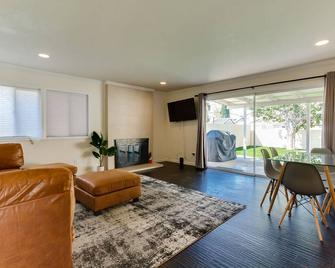 5 Bedroom Charmer in Granada Hills - Los Angeles - Living room