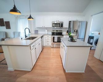 Cozy Modern Farmhouse with Pool & Hot Tub, 4BDs in Waxahachie - Waxahachie - Küche
