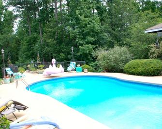 West point lake LaGrange on water w/ pool tennis 11 acres 5/5 tho 2 R 1/2 bath - La Grange - Piscina