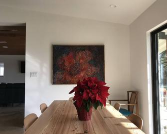 Modern Ranch House on 30 Private Acres! Swimming Pool, Fishing, Great for Family - Manchaca - Comedor