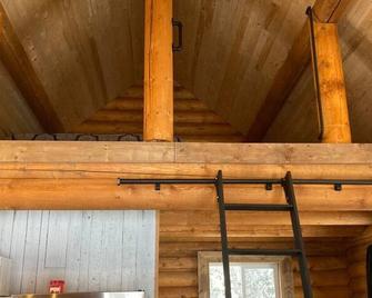 Lofted log cabin with fire table - Kelowna - Spa