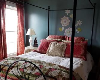 The historical charm of Nana's nest - Wilmington - Bedroom