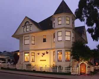 Walk To Ocean From Our Premium King Bed Rooms - Pacific Grove - Building