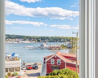 Fireside Corner King, Harbor Views, Electric Fireplace, Greenleaf Inn, Boothbay - Boothbay Harbor - Balcony