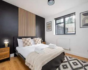 Pass the Keys Modern and Bright Home Minutes From Central London - London - Bedroom