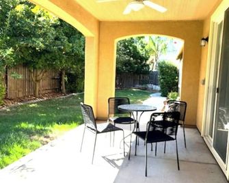 Dream house in Elk Grove with TWO Master suites, a beautifully patio & backyard. - Elk Grove - Patio