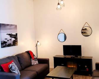 2 bedroom suite with laundry & kitchen. Private entrance & parking. - Esterhazy - Living room