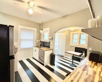 Spacious Eastown Home - Grand Rapids - Kitchen