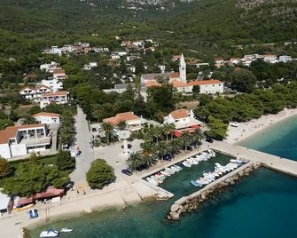 If you want to be near the beach, you're there - Apartment Casablanca - Zaostrog - Bâtiment