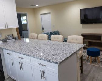 Palm Beach Cottage - West Palm Beach - Kitchen