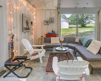 Coffeyville Countryside Studio with Fire Pit! - Coffeyville - Living room