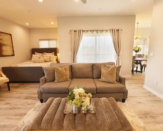 Entire guest house in the heart of the South Bay - Torrance - Living room