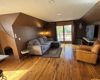 Stunning! 5 Star! Modern Cottage / Cabin Getaway Lake Minnetonka / Wayzata - Wayzata - Sala de estar
