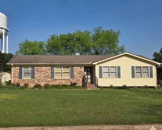 This house is a 3 bedroom(s), 2 bathrooms, located in Albertville, AL. - Albertville - Edificio