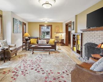 Moss Cottage, Moss Cottage - Oberlin - Living room