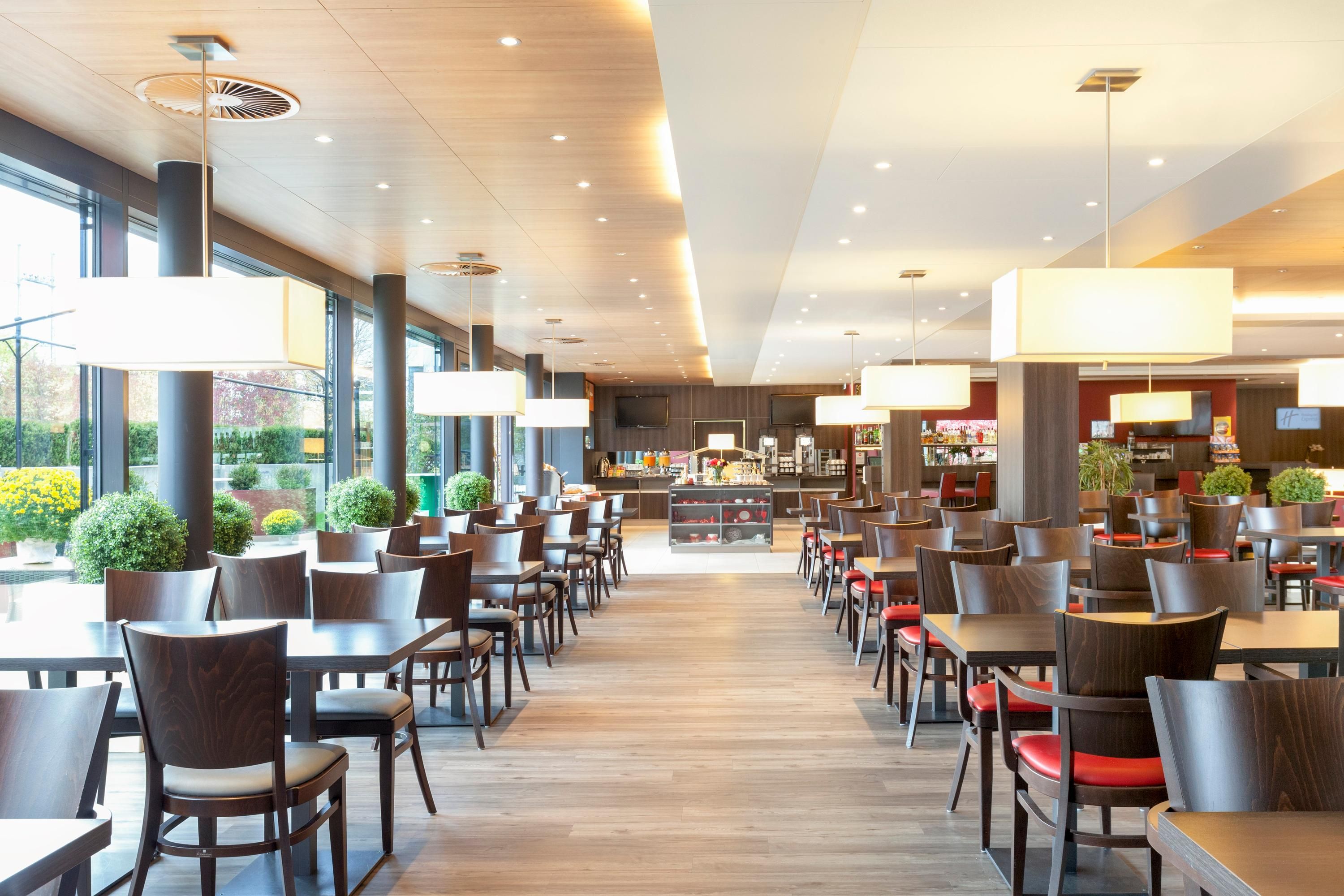 Holiday Inn Express Zürich Airport By IHG thumbnail 3