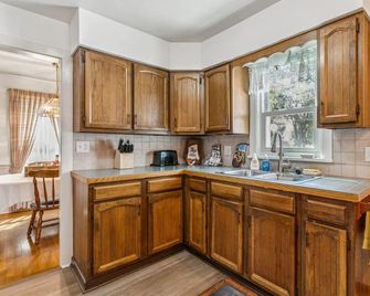 Charming 3-bedroom/2 bath house in Tiffin with private and picturesque backdrop - Tiffin - Kitchen
