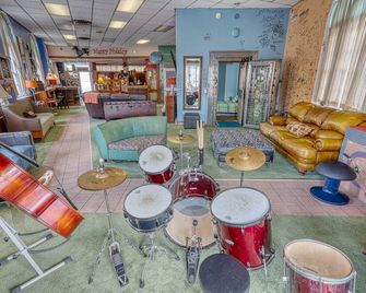 Bank on it ! Spacious, comfortable, eclectic and fun! - Harrisburg - Lounge