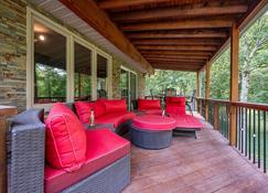River Retreat, Secluded Oasis w Hot Tub - Fishers - Balcony