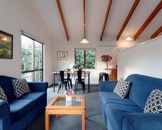 Aotearoa Lodge - Whitianga - Living room