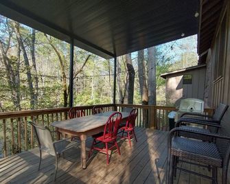 Private Lakefront Log Cabin - Robbinsville - Balcony