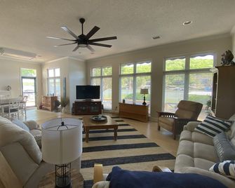 Waterfront, quiet cove location with main channel views. Perfect for families! - Sunrise Beach - Sala de estar