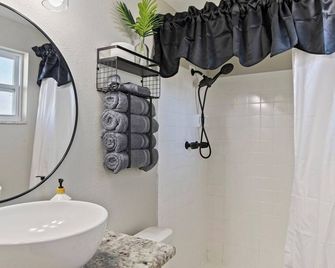 Right at Home Stays - Modern 2BR 2BA with Yard & Fireplace - Pinellas Park