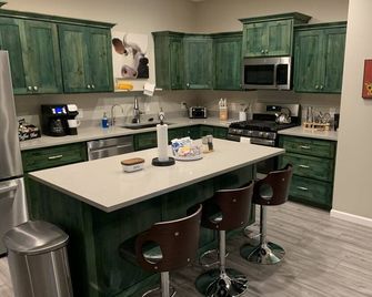 Just a 9 minute stroll to Old Town Cottonwood. Open to short & medium term stays - Cottonwood - Cocina