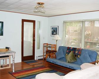 Anchorage Walkabout Town B&B - Anchorage - Living room