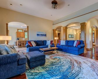 Tradewind Terrace-Mtn View, Kayaks, Paddleboards, Outdoor Kitchen, Generator etc - Huddleston - Living room
