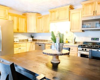 Tiny Pines Cottage Getaway - 2br Retreat - Ironwood - Kitchen