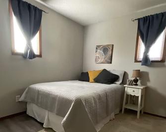 Quaint 3-bedroom house located minutes away from the pool, park, and golf course - Ord - Habitación