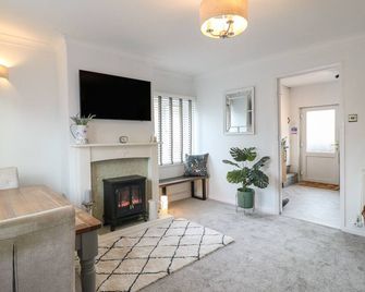 The Foxes Den - Stoke-on-Trent - Living room