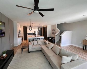 Loop, New Luxurious Large 3br, Sleeps 9 + Parking - Princeton - Living room