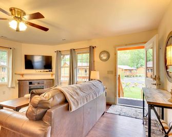 Private Hot Tub Tuckasegee River Couples Escape - Bryson City - Living room
