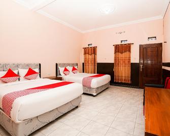 OYO 1048 Rahayu Bromo Hotel - Putus - Bedroom