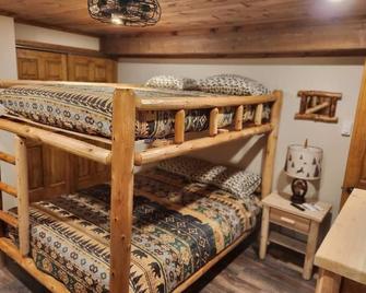 Pocono Private lake setting with, Hot Tub, boat dock, fishing, Swimming, Canoe - Cresco - Bedroom