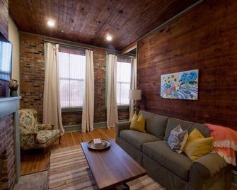 The Laurel Room- The Buzzard's Roost Inn - Laurel - Вітальня