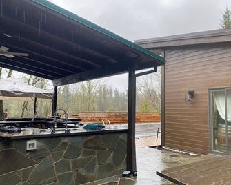 Wonderful Large Studio Pool House on River Close to all Inside Molalla Park - Canby