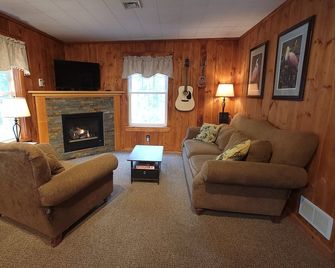 Hideaway Cottages, Cottage A - New London - Living room