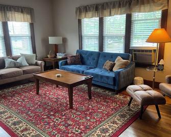 Carriage House: Historic Loft Living - The Perfect Spring Getaway in Wyandotte! - Wyandotte - Living room