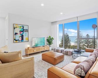 Luxury Ocean View Burleigh Apartment - Burleigh Heads - Living room