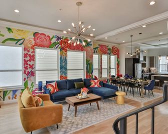 Artsy, Unique, Cozy Rooftop Terrace Pool Table - Houston - Sala de estar