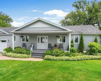 Fully furnished home on the St Lawrence River between Prescott and Brockville - Prescott - Gebäude