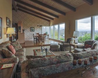 Enjoy the Central Coast this Summer! Beautiful large home with private pool. - Lompoc - Living room