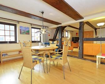 Cozy Apartment in Löwensen Lower Saxony with Private Terrace - Bad Pyrmont - Dining room