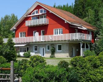 Helle Ferienwohnung (93qm) mit Balkon für bis zu 4 Personen - Drachselsried - Bâtiment