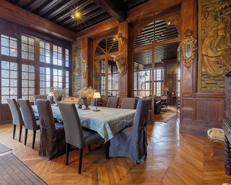 The Donjon de Moret, a historic, rare, magical and exceptional place - Moret-Loing-et-Orvanne - Dining room